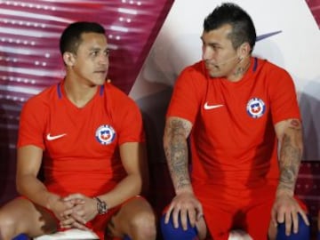 Los jugadores de la seleccion chilena, Alexis Sanchez y Gary Medel, durante presentacion de la nueva Camiseta Centenario de Nike que sera ocupada en la Copa America de Estados Unidos.en el domo de Juan Pinto Duran.
