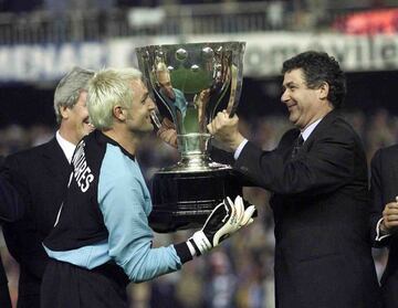 Cañizares recibe el título de la Liga 2001-02 en Mestalla.