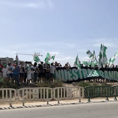 La afición del Elche se vuelca con el recibimiento a su equipo