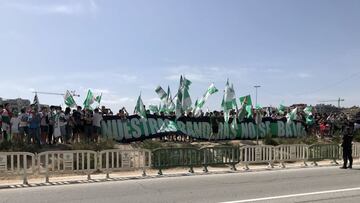 La afición del Elche se vuelca con el recibimiento a su equipo