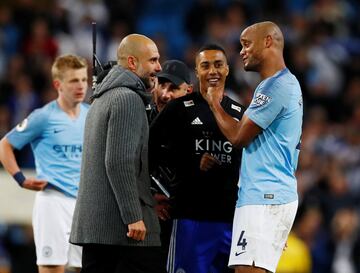 Vincent Kompany fue el héroe de la jornada para el Manchester City, ya que su golazo al ángulo ante Leicester le permite al equipo de Pep Guardiola llegar a la última fecha como líder de la Premier League con un punto más que el Liverpool.