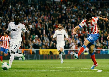 El empate del Atlético de Madrid no se hizo de rogar. En el minuto 34 de partido Falcao asistió a Diego Costa, que tras regatear a varios jugadores del Real Madrid, anotó el primer gol del encuentro del conjunto rojiblanco.