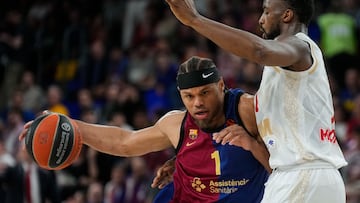 BARCELONA , 30/04/2025.- El ala pívot estadounidense del Barça, Justin Anderson (i) intenta superar al alero estadounidense del Mónaco Alpha Diallo, durante el tercer partido de la eliminatoria de cuartos de final de la Euroliga de baloncesto entre el Barça y el AS Mónaco, este miércoles en el Palau Blaugrana. EFE/ Enric Fontcuberta.