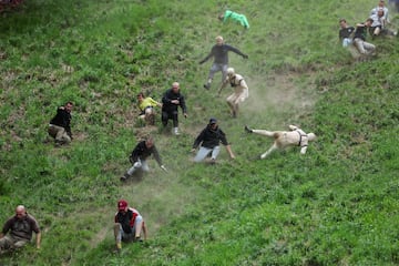 La carrera consiste en atrapar un queso de Gloucester arrojado desde la colina de Cooper, con una cada de 182 metros en la localidad de Brockworth. Los competidores deben bajar por la ladera del cerro para atraparlo y el primero en conseguirlo se proclama vencedor.