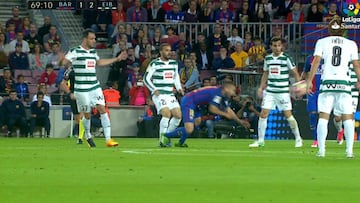 Jordi Alba le pegó al suelo... ¡Y el árbitro señaló penalti!