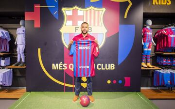 El delantero neerlandés Memphis Depay llegó ayer día 19 de julio a Barcelona y hoy se ha entrenado por primera vez con el resto de la plantilla a las órdenes de Koeman. 