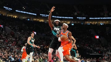 Shai Gilgeous-Alexander trata de anotar ante Jerami Grant