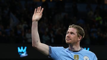 El mediocampista de Manchester City, Kevin De Bruyne, se despide de la afición en la goleada de 3-1 ante el Borunemouth.