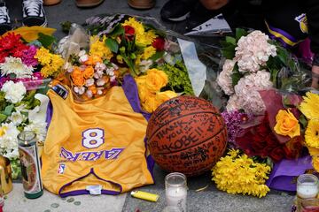 Seguidores de los Los Angeles Lakers y del mundo del baloncesto en general se han reunido en los alrededores del Staples para dar el último adiós a Kobe.
