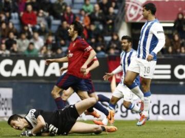 El jugador de la Real Sociedad Chori Castro bate al guardamenta de Osasuna Andres Fernandez consiguiendo el primer gol de su equipo durante el encuentro que ambos conjuntos han disputado esta tarde en el Estadio El Sadar correspondiente a la trigésimo primera jornada del Campeonato Nacional de Liga de Primera División.