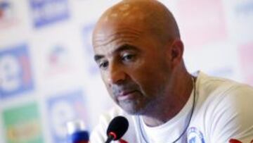 El director técnico de la selección chilena de fútbol, Jorge Sampaoli, participa en rueda de prensa hoy, lunes 13 de octubre de 2014, en la sede de la Asociación Nacional de Fútbol Profesional (ANFP), en Santiago de Chile (Chile), previo a un partido amistoso ante Bolivia el próximo martes en la región de Coquimbo.