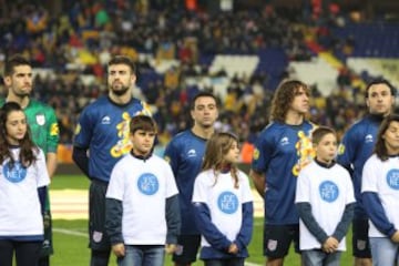 Kiko Casilla en un partido de la Selección Catalana junto a Gerard Piqué y los ex del Barça Xavi Hernández y Carles Puyol, en el momento de himnos en un partido de Cataluña en 2013.