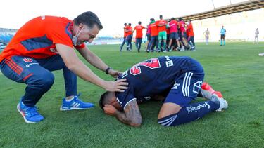 Futbol, Universidad de Chile vs Union La Calera.
Fecha 34, campeonato Nacional 2021.
Los jugadores de Universidad de Chile celebran el triunfo contra Union La Calera al final del partido por primera división realizado en el estadio El Teniente.
Rancagua, Chile.
05/12/2021
Jose Alvujar/Photosport
Football, Universidad de Chile vs Union La Calera.
34rd date, 2021 National Championship.
Universidad de Chileâs players celebrate their victory against Union La Calera after the end football match for first division at El Teniente stadium in Rancagua, Chile.
05/12/2021
Jose Alvujar/Photosport