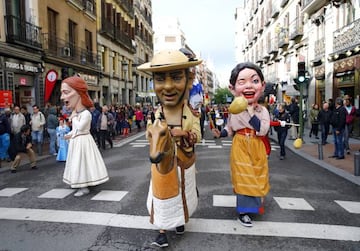 MADRID, 12/05/2017.- Vista del desfile de gigantes y cabezudos en la calle Mayor con motivo del inicio de las fiestas de San Isidro 2017 en Madrid.