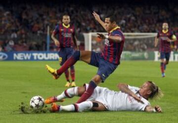 Alexis recibe una falta de Mexes.