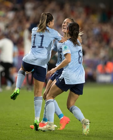 Las españolas celebran el 0-1 de Marta Cardona.