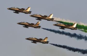 Conjunto de Jets Aermacchi MB-339 dibujan la bandera de los Emiratos Árabes Unidos durante el GP de Abu Dhabi.