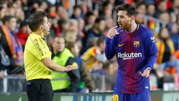 Soccer Football - La Liga Santander - Valencia vs FC Barcelona - Mestalla, Valencia, Spain - November 26, 2017 Barcelona’s Lionel Messi remonstrates with the assistant referee REUTERS/Heino Kalis