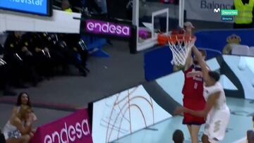 El brutal sonido del arrollador tapón de Tavares que el narrador vio como el mejor del año