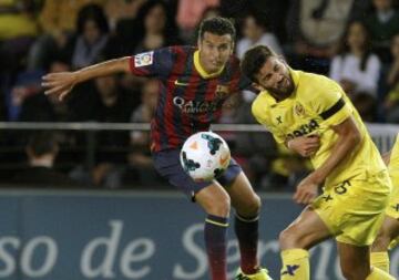 El delantero del FC Barcelona Pedro Rodríguez dispara a puerta ante el defensa argentino del Villarreal Mateo Musacchio.