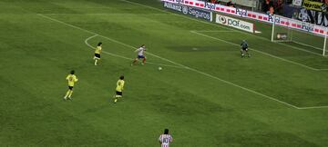 El jugador del Atl¨¦tico de Madrid Forl¨¢n marca el 1-0 al Barcelona.