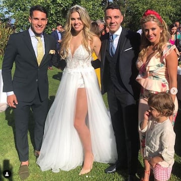 El delantero del Celta de Vigo se casó con Jenni Rueda, madre de sus dos hijos, en la localidad pontevedresa de Poyo, acompañado de familia y amigos. En la foto, los novios posan con Hugo Mallo y su pareja. 