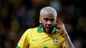 Dani Alves durante el partido internacional con Brasil.