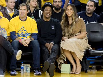 Beyonce, seguidora de Houston Rockets y Jay-Z, seguidor de los Brooklyn Nets. 