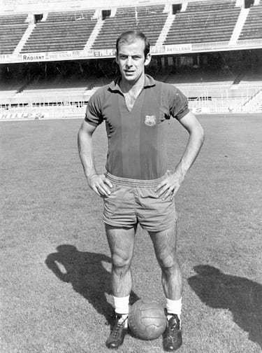 Jugó dos temporadas en el Sevilla entre 1960 y 1962. Vistió la camiseta azulgrana ocho temporadas entre 1961 y 1969. 
 