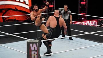 Drew McIntyre golpea a Big Show durante Raw.