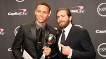 Stephen Curry, posa con el trofeo que le entregó el actor Jake Gyllenhaal.