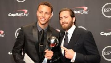 Stephen Curry, posa con el trofeo que le entreg&oacute; el actor Jake Gyllenhaal.