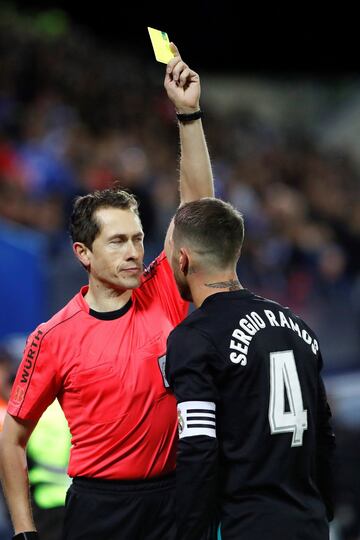 El árbitro del encuentro, González González, le muestra la tarjeta amarilla al defensa del Real Madrid, Sergio Ramos