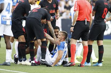 El jugador del Leganés, Tarín, es atendido en el suelo tras caer lesionado. 
 