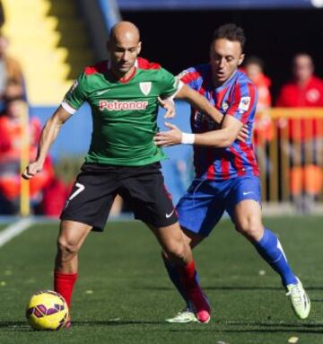 El jugador del Levante Jordi Xumetra, y Mikel Rico, del Athletic de Bilbao, disputan el balón durante el partido de la vigésimo primera jornada de la Liga BBVA que ambos equipos disputaron hoy en el estadio Ciudad de Valencia.