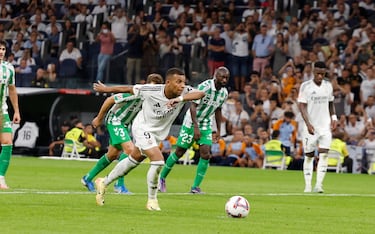 Ejecutó con tranquilidad a su derecha. No ajustó mucho el tiro pero engañó por completo a Rui Silva.