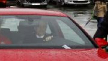 AL MÉDICO. Tiago se marcha con el doctor Villalón para realizar las pruebas que le diagnosticaron las dos lesiones.