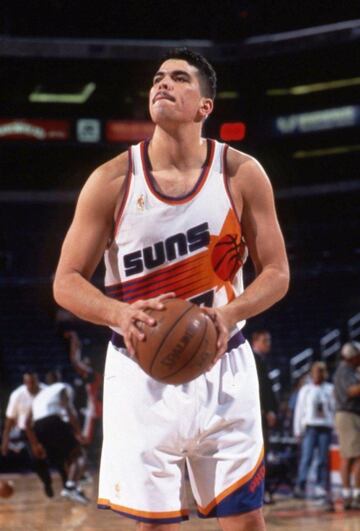 El primer mexicano en la NBA debutó con Phoenix en la temporada de 1996-97. Fue utilizado en 28 partidos durante dos temporadas con un promedio de 5.1 minutos por juego. Su línea estadística fue de 2.1 puntos y 1.3 rebotes por aparición. Su estancia fue corta y sin muchos reflectores, pero marcó el camino para los que le seguirían.