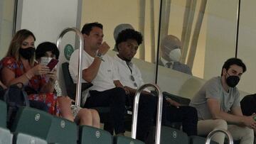 Johan Mojica, con el secretario técnico, Mantecón.