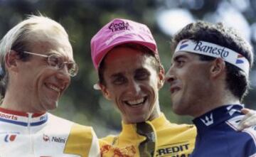 Menor diferencia entre el ganador y el segundo clasificado: En la última etapa del Tour de Francia de 1989, una contrarreloj de 24 kilómetros, el estadounidense Greg LeMond consiguió aventajar al francés Laurent Fignon, líder de la carrera, en 8 segundos. LeMond ganó así el Tour por la menor diferencia de la historia. Pedro Delgado terminaría tercero. Esta edición también se recuerda por su famoso despiste, en el que perdió más de dos minutos y medio por llegar tarde a tomar la salida de la etapa prólogo.