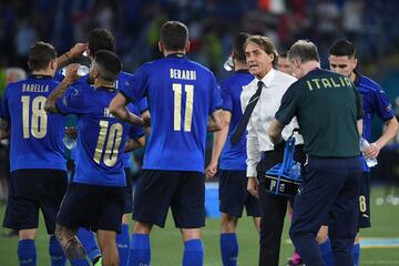 Mancini comenzó dirigiendo a la Fiorentina, donde estuvo diez meses a caballo entre dos temporadas, donde probó las mieles y las hieles: ganó la Copa de Italia, pero dimitió al marchar en los puestos de descenso. De ahí saltaría al Lazio (clasificó al equipo romano para la Champions League), al Inter (donde ganaría tres scudettos de manera consecutiva). Saltaría a la Premier, donde dirigió al Manchester City, con el que ganó un título y se ganó el respeto de la afición citizen hasta tal punto que cuando se marchó compró una página de publicidad en los medios para despedirse de una afición que siempre le admiró. Pasó por el Galatasaray, regresó a Italia, de nuevo al Inter, y de ahí se marchó al Zenit de San Petersburgo, pero tras un año se marchó: fue nombrado seleccionador italiano, cargo que ostenta hoy en día tras conquistar la Eurocopa en 2021 y acabar en tercera posición en la Liga de las Naciones.