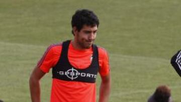 CONCENTRADO. Dani Parejo durante una charla de su entrenador.