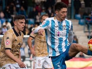 Sergio Montero controla el balón ante la vigilancia de Neskes en el Talavera-Guadalajara de la primera vuelta.