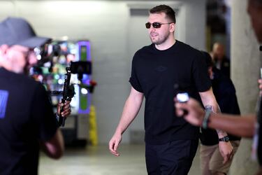 Luka Doncic pisando por primera vez el American Airlines Center como jugador de los Lakers para jugar el partido contra su ex equipo, los Dallas Mavericks.
