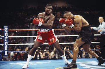 En una pelea espectacular, Mike Tyson noqueó al británico Frank Bruno en tres asaltos. 