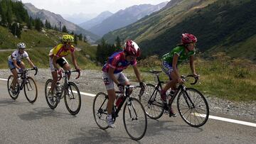 Susanne Ljungskog, Joane Somarriba , Fabiana Luperini y Nicole Brandli compiten durante una etapa del Tour de Francia femenino de 2003.