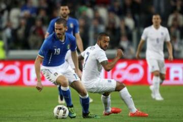 Leonardo Bonucci y Theo Walcott.