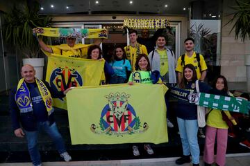 Un grupo de seguidores del Villarreal antes del encuentro ante el Santa Amalia. 