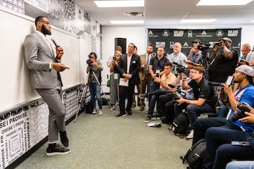 LeBron ya es uno de los mejores jugadores de siempre, un talento generacional que tambi¨¦n ejerce de l¨ªder de la NBA de su tiempo. Su compromiso con las causas sociales es m¨¢ximo: se ha enfrentado p¨²blicamente con Donald Trump, se ha posicionado siempre a favor de los derechos de la comunidad afroamericana y su trabajo social es uno de los m¨¢s importantes que se le recuerdan a cualquier deportista. En su Akron natal levant¨® y financi¨® ¨ªntegramente un colegio para ni?os con problemas educativos y en riesgo de exclusi¨®n social. Tras la muerte de George Floyd, LeBron volvi¨® a ser muy claro cuando compar¨® una imagen de su muerte con otra de las protestas de Colin Kaepernick en 2016: "?Lo entend¨¦is ahora o segu¨ªs vi¨¦ndolo borroso?".