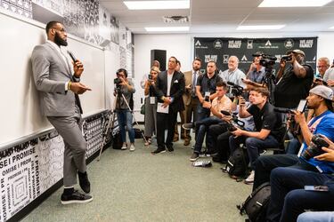 LeBron ya es uno de los mejores jugadores de siempre, un talento generacional que también ejerce de líder de la NBA de su tiempo. Su compromiso con las causas sociales es máximo: se ha enfrentado públicamente con Donald Trump, se ha posicionado siempre a favor de los derechos de la comunidad afroamericana y su trabajo social es uno de los más importantes que se le recuerdan a cualquier deportista. En su Akron natal levantó y financió íntegramente un colegio para niños con problemas educativos y en riesgo de exclusión social. Tras la muerte de George Floyd, LeBron volvió a ser muy claro cuando comparó una imagen de su muerte con otra de las protestas de Colin Kaepernick en 2016: "¿Lo entendéis ahora o seguís viéndolo borroso?".